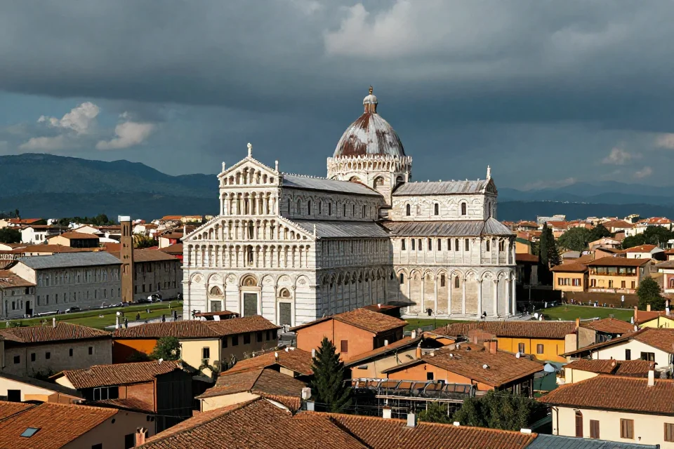 Perspectiva panorámica de la catedral de Pisa integrada al paisaje urbano medieval con cielo dramático