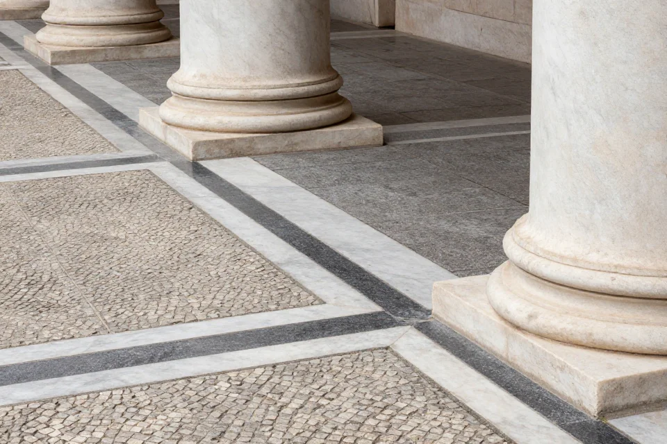 Detalle de la cuadrícula urbana y textura de bloques de piedra en una plaza antigua