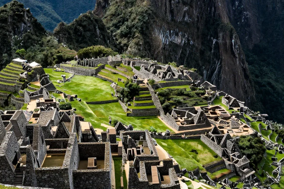 Detalles de las estructuras de Machu Picchu, integradas con la naturaleza, mostrando la precisión en la construcción y la interacción de la luz natural con la vegetación.