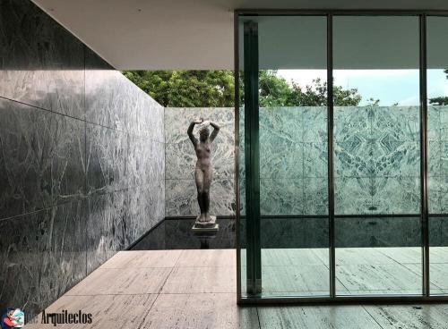 Patio Pabellón BCN Estatua