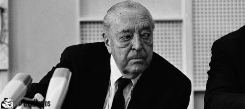 Retrato de Mies Van der Rohe